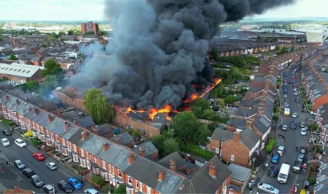 12 yaşındaki bir öğrenci, yüzlerce evin tahliye edilmesine neden olan büyük bir yangın çıkardığı şüphesiyle tutuklandı