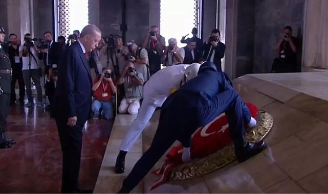 Devlet erkanı Ata&#039;nın huzurunda! İşte Cumhurbaşkanı Erdoğan&#039;ın Anıtkabir Özel Defteri&#039;ne düştüğü not