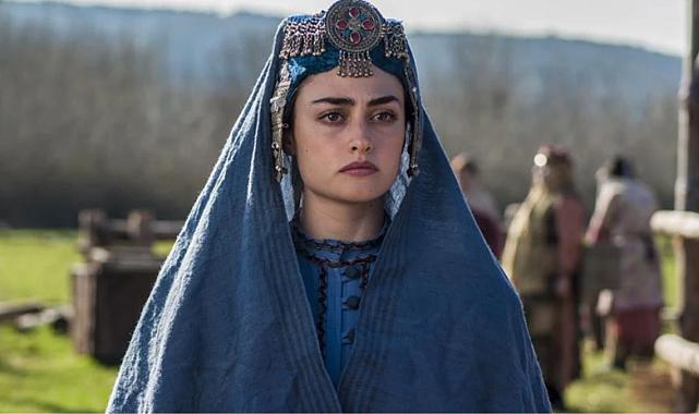 Esra Bilgiç&#039;in yeni aşkı tanıdık çıktı! Yakalanınca neye uğradıklarını şaşırdılar