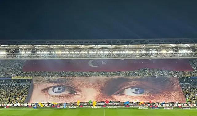Fenerbahçe Taraftarlarından 30 Ağustos Koreografisi