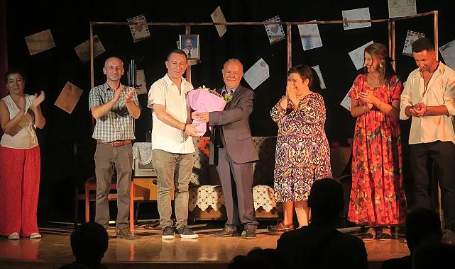 Foça&#039;da tiyatro keyfi: Rumuz Goncagül oyunu sahnelendi