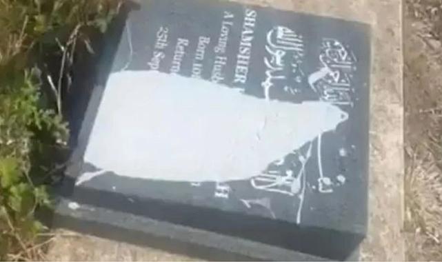 İngiltere&#039;de Müslüman mezarlığına çirkin saldırı: Mezar taşlarını boyadılar