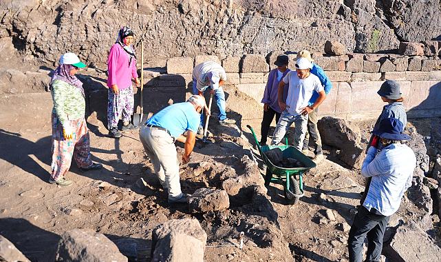 Manisa&#039;da 2 bin 200 yıllık &#039;&#039;Agora&#039;&#039; keşfedildi!