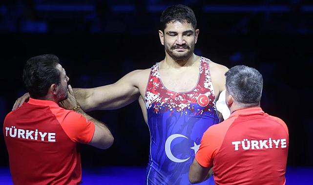 Milli güreşçimiz Taha Akgül yarı finalde!