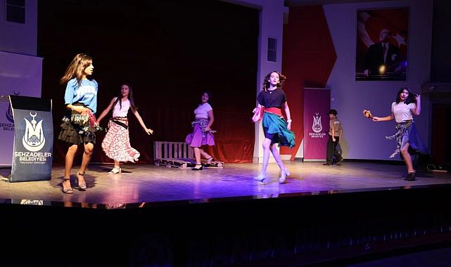 Şehzadeler Belediyesi Tiyatro Okulu&#039;ndan yıl sonu gösterisi