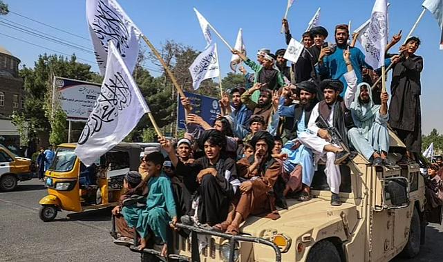 Taliban yönetimi, Afganistan ele geçirişinin üçüncü yılını, ABD&#039;den kalan silahlarla gövde gösterisi yaparak kutladı