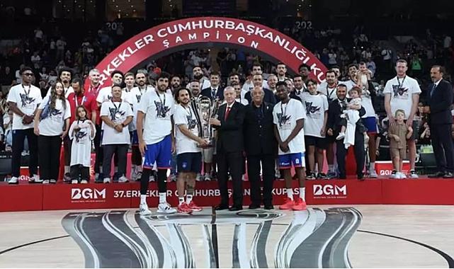 1 sayı farkla şampiyon! 37. Cumhurbaşkanlığı Kupası Anadolu Efes&#039;in