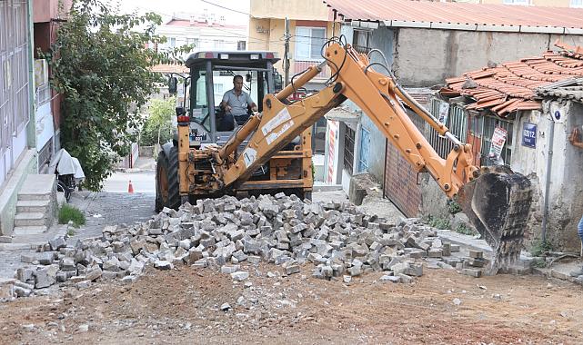 Bayraklı'da yol yenileme seferberliği sürüyor.