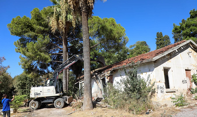 BUCA&#039;DA METRUK BİNALAR TEK TEK YIKILIYOR