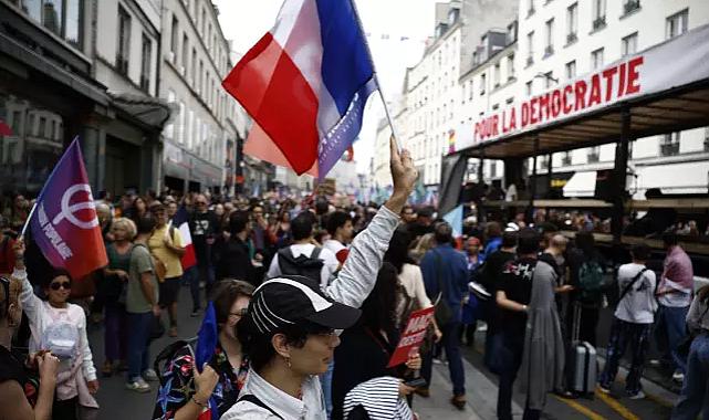 Macron&#039;un &quot;başbakan&quot; tercihi Fransa&#039;yı karıştırdı! Binlerce kişi sokaklarda