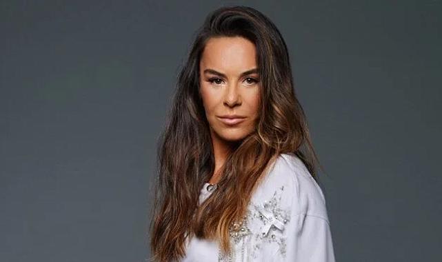 Selim Akar&#039;ın kişisel fotoğraf sergisi için kamera karşısına geçen oyuncu Filiz Taçbaş&#039;tan iddialı pozlar