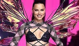 Adriana Lima, 19 yıl sonra Victoria&#039;s Secret defilesine çıkıp fırtına gibi esti