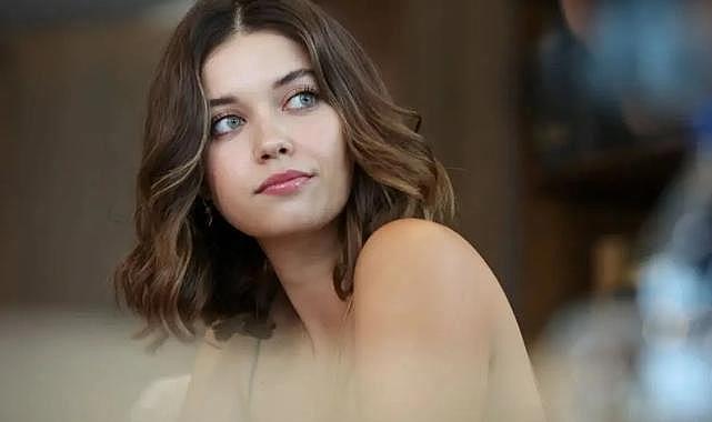 Afra Saraçoğlu'nun 'hayatımın elbisesi' notuyla paylaştığı kombin eleştirilerin hedefi oldu