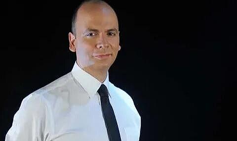 Ana haber sunucusu Cem Öğretir&#039;in canlı yayında burnu kanadı