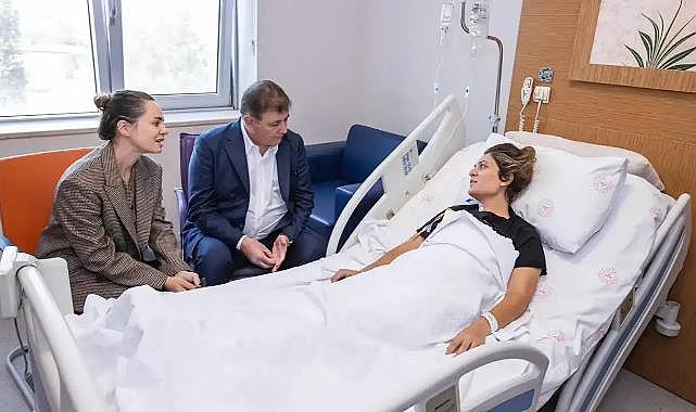 Başkan Tugay&#039;dan saldırıya uğrayan Özge Polat&#039;a ziyaret