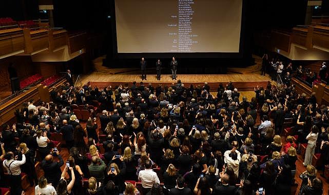 Bir Cumhuriyet Şarkısı vizyon öncesi İzmir&#039; de seyirciyle buluştu