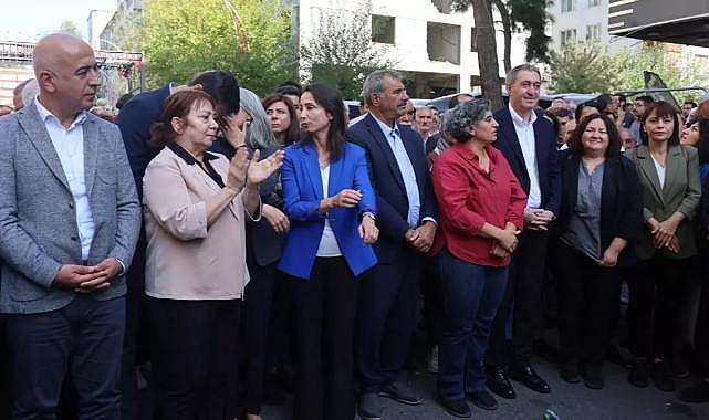 DEM Parti gösterisinde genel başkandan cesaret alan kalabalık PKK sloganları attı, gözaltılar var