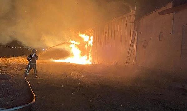 Denizli&#039;de kuruyemiş deposunda yangın