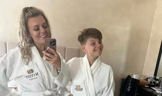 Düğün fotoğraflarına yorum yağdı: Damat mı oğlu mu?