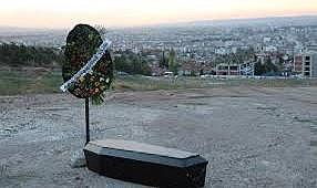 Eskişehir&#039;de tüyler ürperten olay: Arazinin ortasına bırakılan tabuttaki not polisi alarma geçirdi