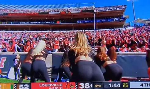 Futbol maçında dans eden amigo kızları yakından çeken kameraman tepki topladI