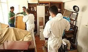 İzmir&#039;de çöplerin arasında yaşam savaşı: Evden 3 kamyon çöp çıktı!