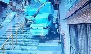 İzmir&#039;de feci kaza! Otomobiller merdivene düştü!