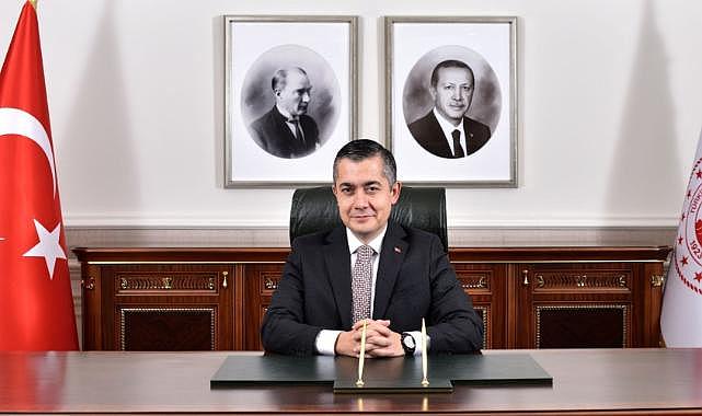 Kayyum Can Aksoy&#039;un ilk hamlesi Özer&#039;in duvardaki fotoğraflarını kaldırtıp Türk bayrağı astırmak oldu