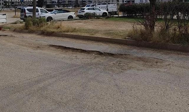 Menemen&#039;de çukurlarla dolu yol, sürücüleri mağdur ediyor