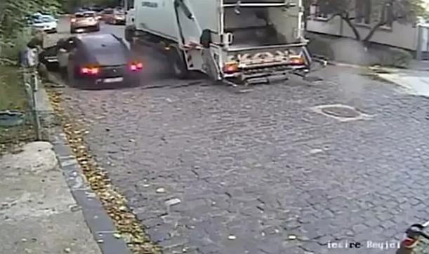 Romanya&#039;da yolda açılan dev çukur, anne ve 5 yaşındaki oğlunu yuttu