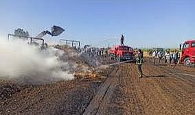 Tarla sürerken traktör alev aldı!