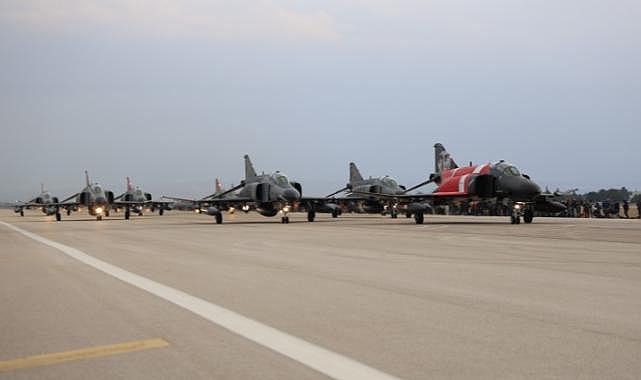 10 tane F-4E Phantom uçağıyla ‘fil yürüyüşü’ yapıldı
