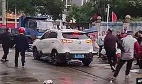 Çin&#039;de bir araç okul önündeki kalabalığa daldı! Çok sayıda öğrenci yaralandı