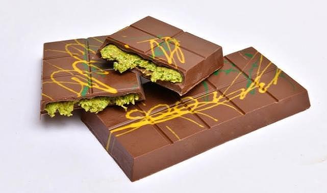 Dubai çikolatasını kırınca şaşkına döndüler