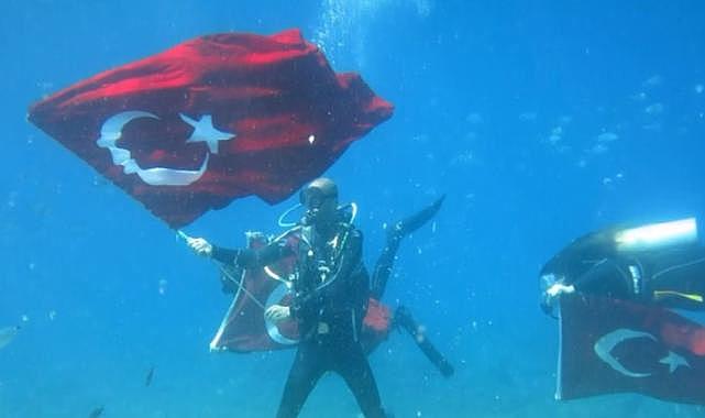 Fethiye&#039;de denizin dibinde Ata&#039;ya saygı duruşu