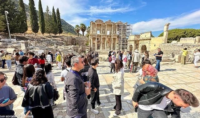 İzmir Büyükşehir Belediyesi&#039;nden Üniversiteli Gençlere Kültür Gezisi