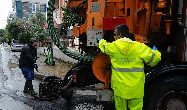 İzmir’de Yağış Alarmı: 900 Personel ve 415 Araç Görevde