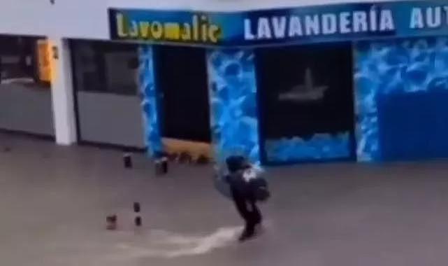 Kahraman adam, sel sularına kapılan yaşlı kadını kurtardı