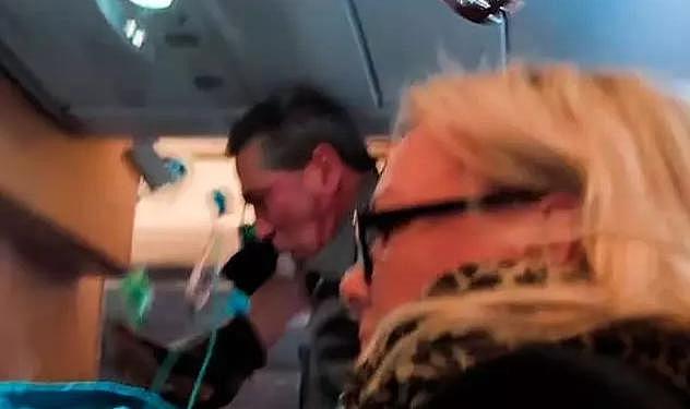 Şiddetli türbülansa giren uçakta yolcular tavana çarptı