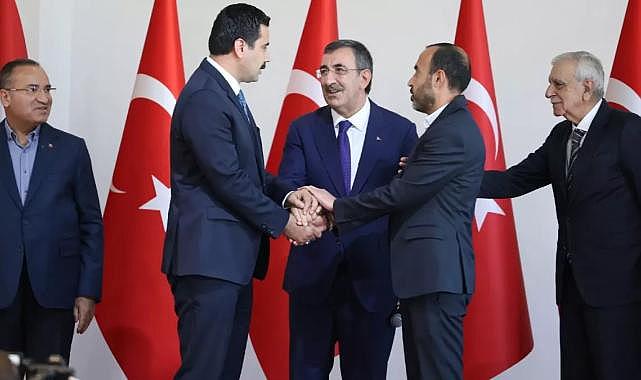 Terör soruşturması kapsamında görevden alınan Ahmet Türk barış yemeğine katılmıştı