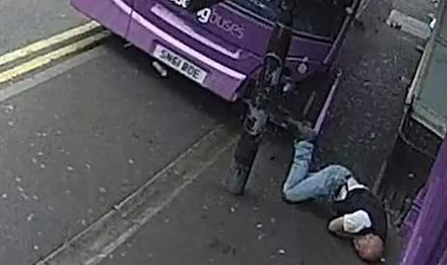 Yolda yürürken otobüs çarptı! Hiçbir şey olmamış gibi kalkıp meyhaneye gitti