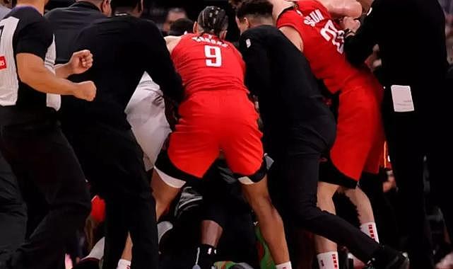 Alperen Şengün&#039;ün de oynadığı maçta ortalık savaş alanına döndü