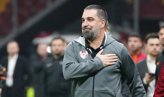 Arda Turan maçta kırmızı kart gördü: Tribüne çıkıp puro içti!
