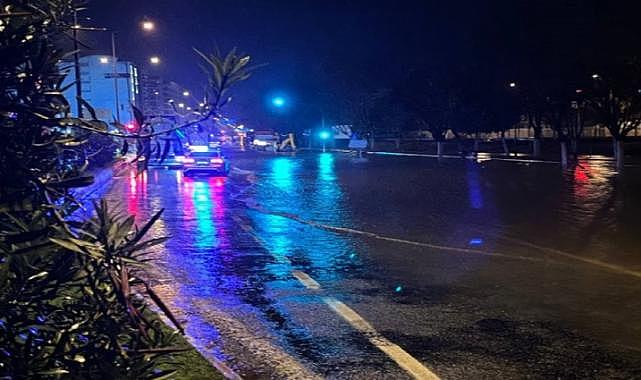 Aydın-İzmir Karayolu&#039;nda sağanak yağış etkisi