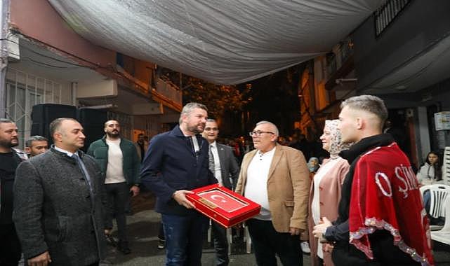 Başkan Görkem Duman’dan asker gence bayrak sürprizi