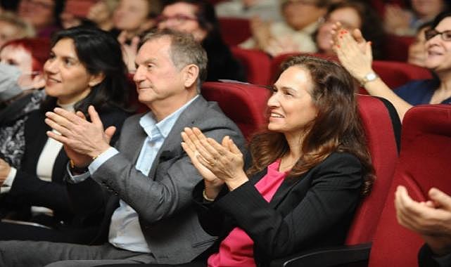 ‘Bilge Çınarlar Ailesi’ tiyatro sahnesine taşındı