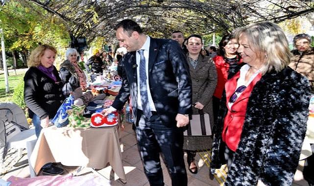 Bornova’da yılbaşı ruhu el emeği ürünlerle canlanıyor