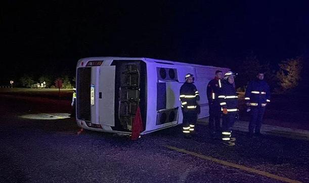 Cenaze için Sinop’a giden vatandaşları taşıyan midibüs devrildi