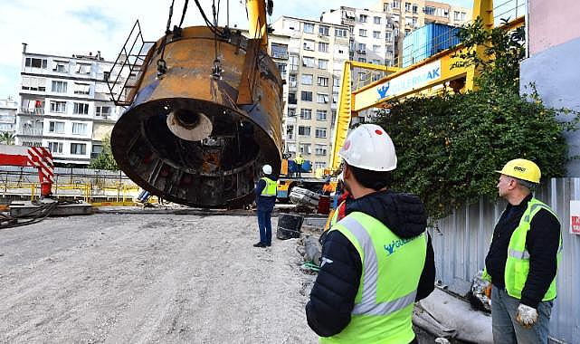 Dev makinenin kalan parçaları da taşınıyor  Buca Metrosu’nda yoğun tempo