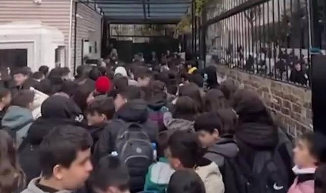 Devlet okulunda &quot;turnike&quot; krizi! 1000 TL&#039;yi ödeyen geçti, ödemeyen kuyrukta bekledi
